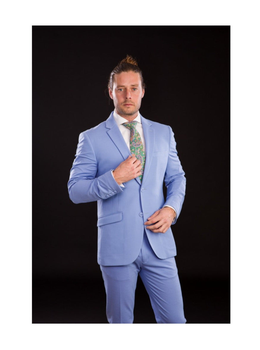 Traje de caballero azul claro.