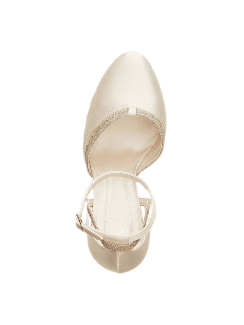 Bridal shoe with 10 cm thick heel.