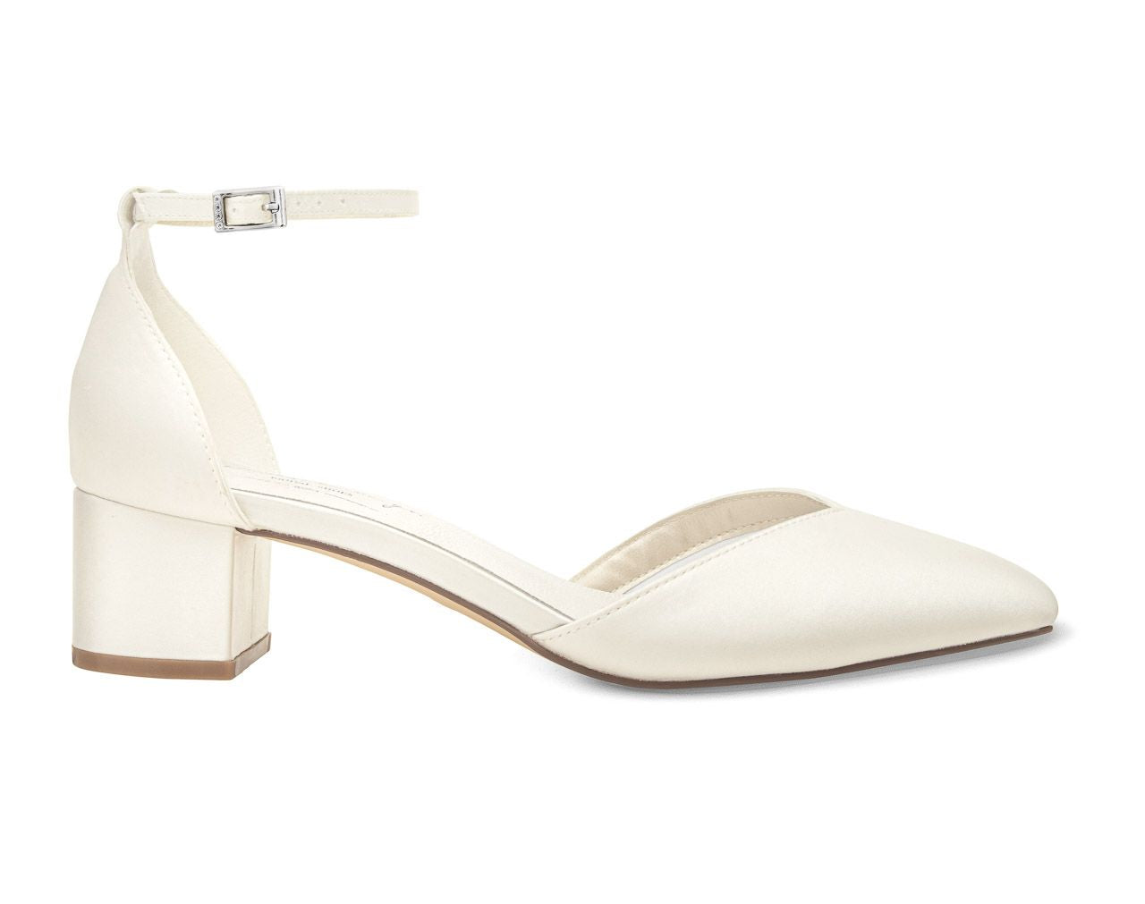 Zapato de novia con tacón de 4,8 cm.