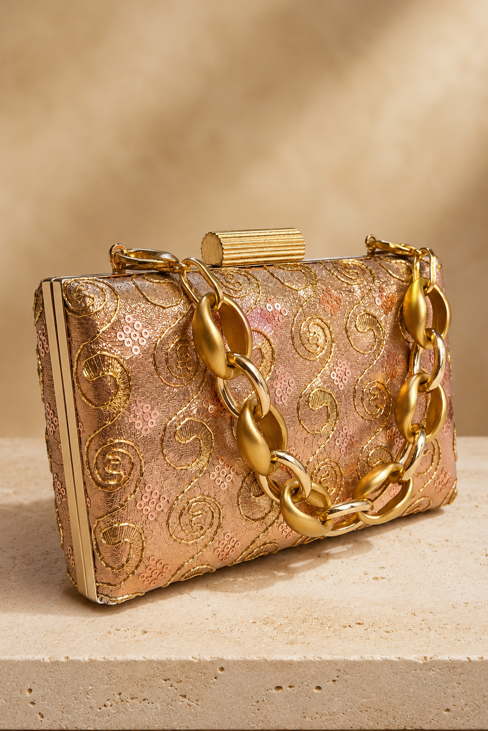 Bolso de fiesta rosa dorado bordado con cadena dorada y cierre metálico elegante, ideal para invitadas de boda, madrinas y eventos de ceremonia.