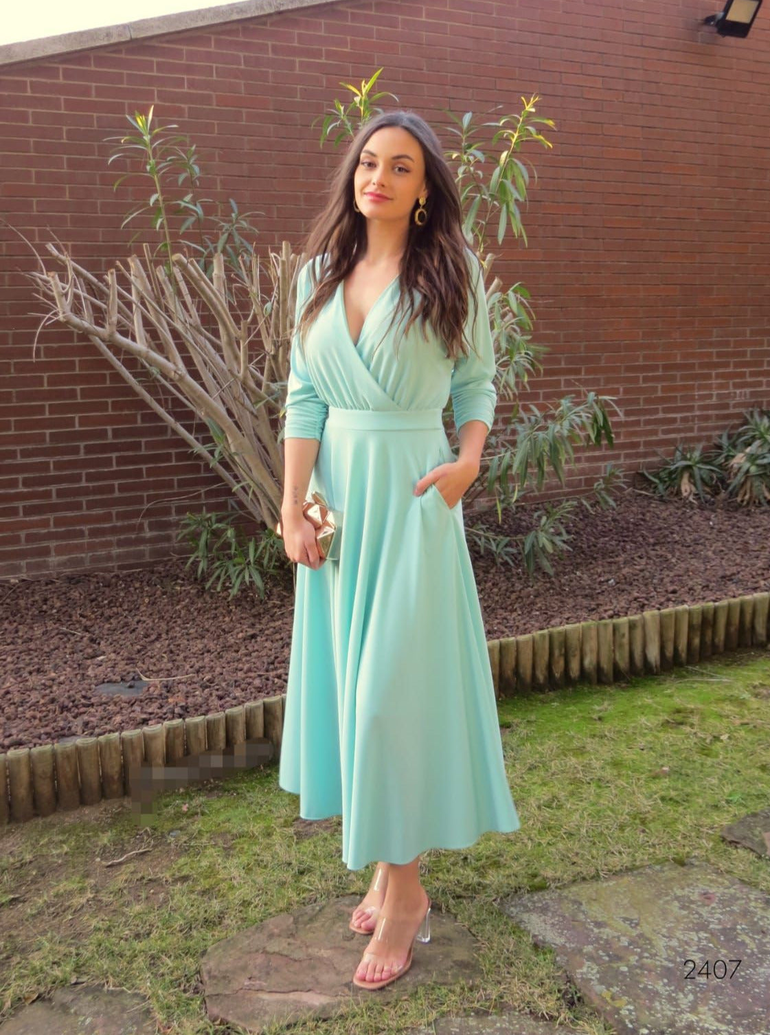 Vestido midi con mangas.
