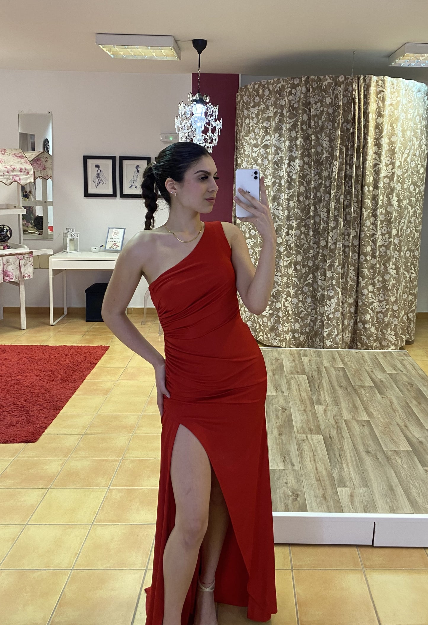 Vestido largo con hombro asimétrico