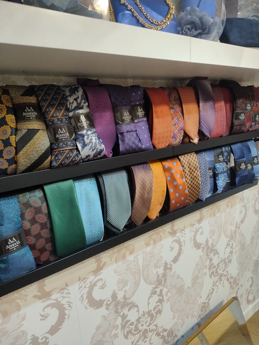 Corbatas para Trajes de Hombre: Cómo Elegir la Corbata Perfecta para una Boda
