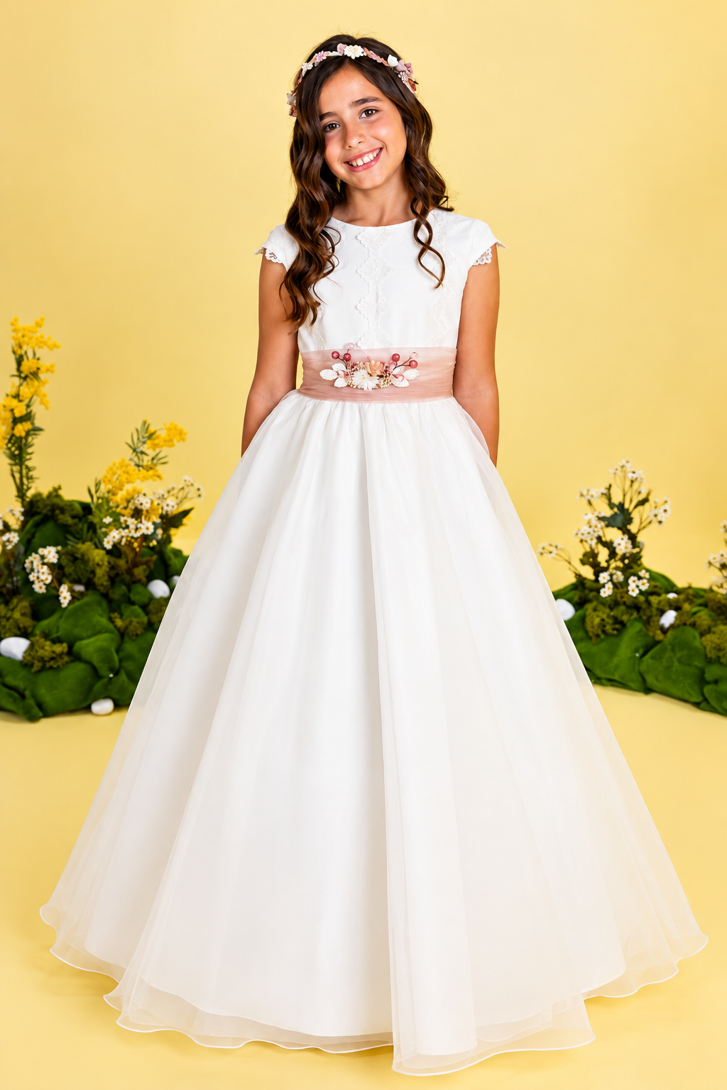 Vestido de comunión Lilus blanco roto con falda de organza y fajín rosa empolvado