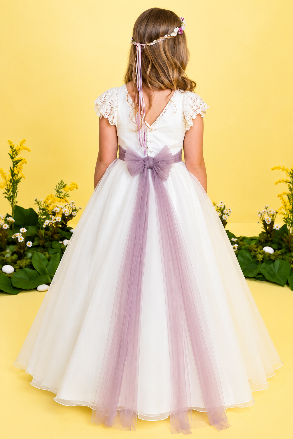 Espalda del vestido de comunión Lilus con lazada de tul malva y falda de organza