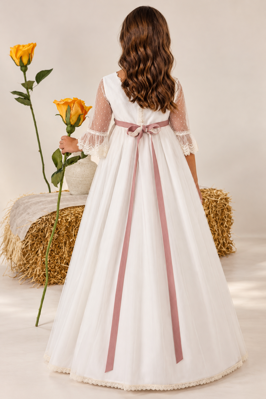 Espalda del vestido de comunión Lilus blanco roto con lazada rosa empolvado y falda larga