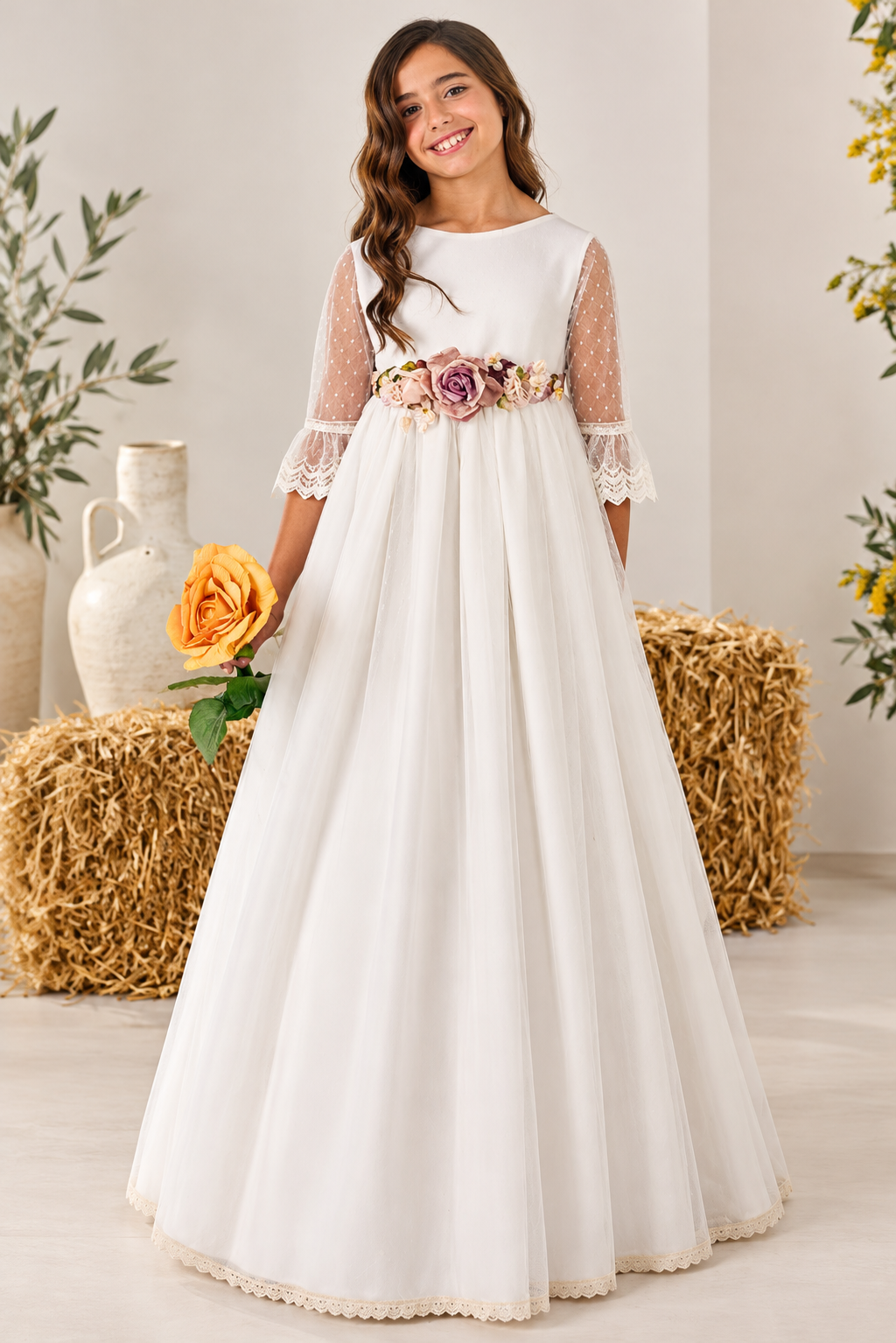 Vestido de comunión Lilus para niña en blanco roto con flores en la cintura y mangas de tul plumeti
