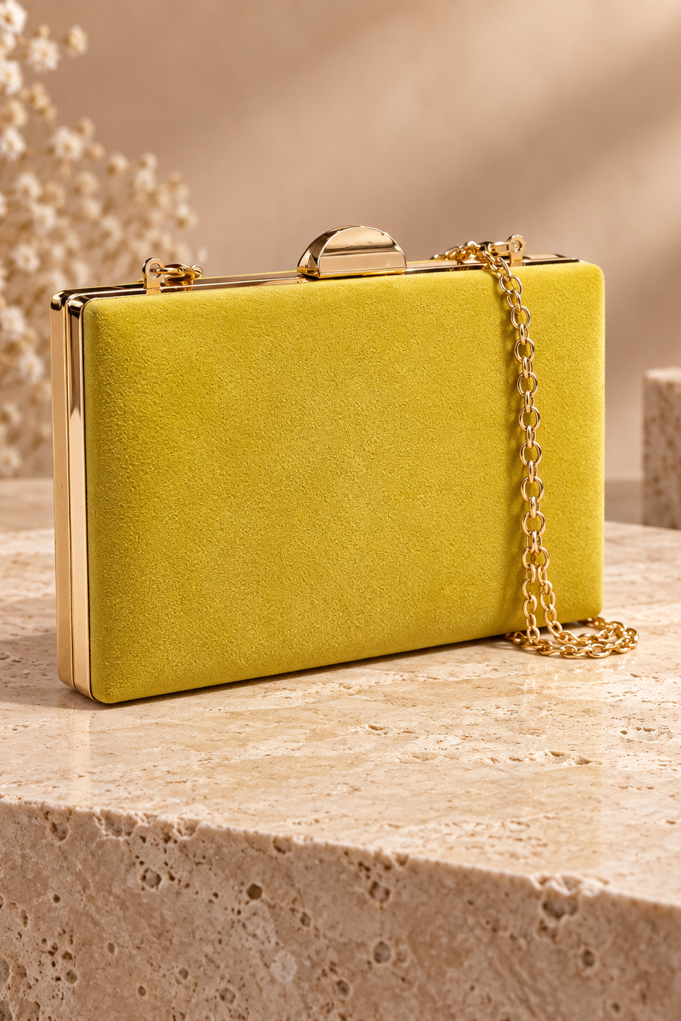 Bolso de fiesta amarillo con cadena dorada para invitada de boda