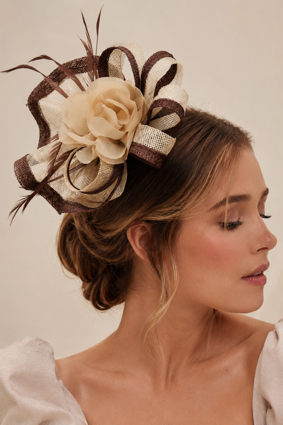 Tocado Floral Beige y Marrón de Sinamay