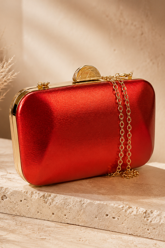Bolso de fiesta rojo metalizado con cadena dorada para bodas, invitadas y eventos elegantes.