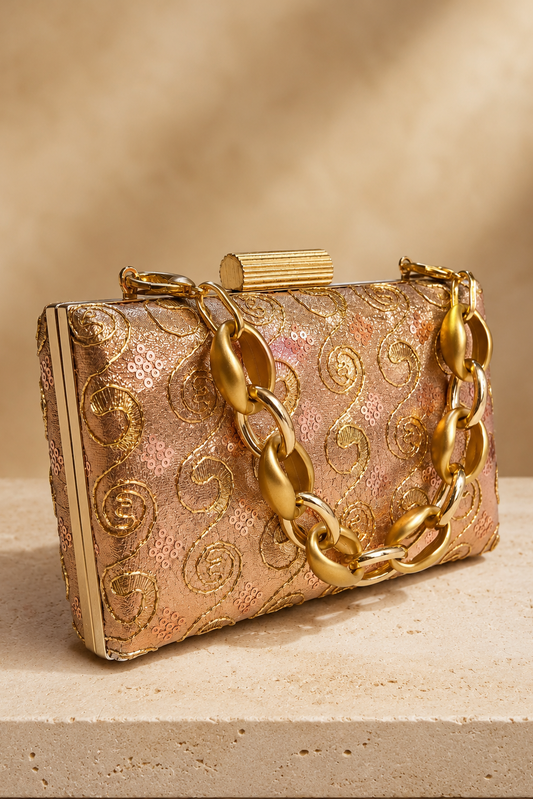 Bolso de fiesta rosa dorado bordado con cadena dorada y cierre metálico elegante, ideal para invitadas de boda, madrinas y eventos de ceremonia.