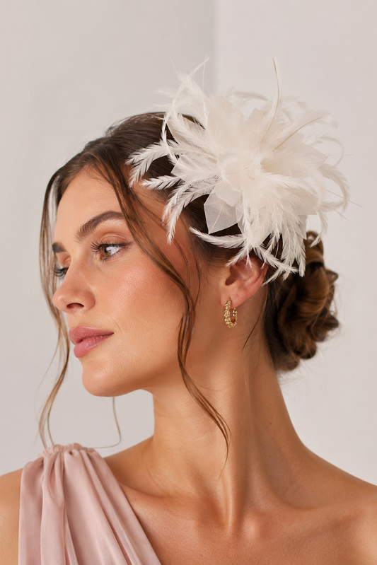 Tocado de plumas blanco elegante para novia e invitada de boda