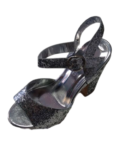 Sandalia de tacón color plata metalizado