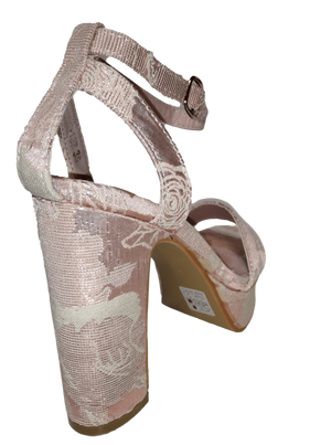 Sandalia de tacón y plataforma rosado
